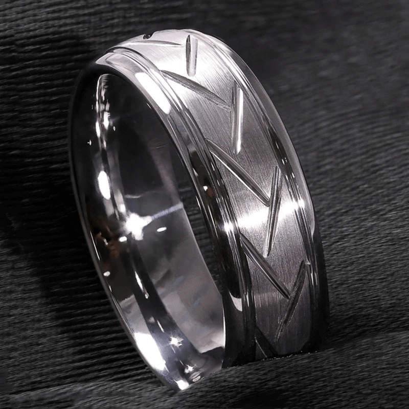 Metal Ring with Zigzag Pattern / Men's and Women's Rings in Black and Silver / Unisex Cool Jewelry