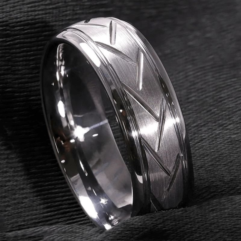 Unisex metal ring with stylish zigzag pattern, perfect retro jewelry in black and silver for men and women.