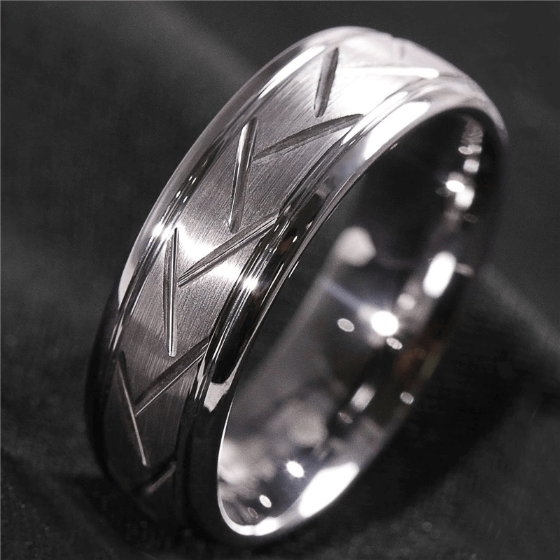 Unisex metal ring with zigzag pattern in shiny silver, showcasing retro style and quality craftsmanship, perfect for all.