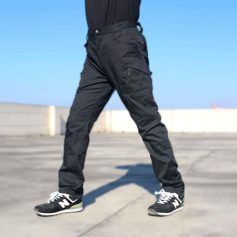 Men's military tactical cargo pants in black, featuring multiple pockets for functionality and style.