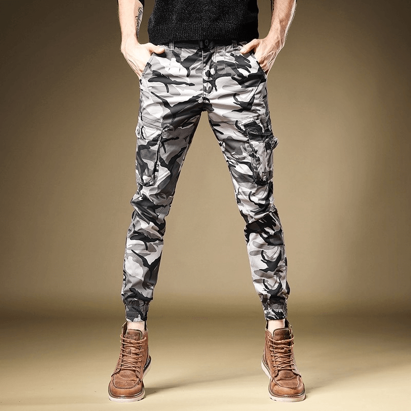 Stylish men’s camouflage pants with multiple pockets, perfect for a casual slim-fit look.