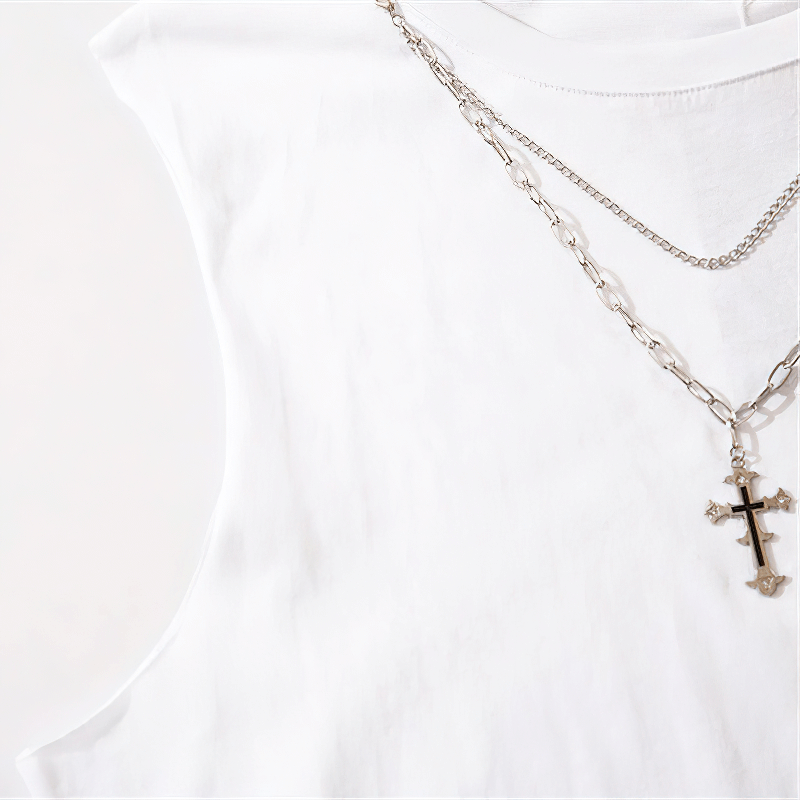 Stylish white men's tank top detail with trendy chain necklace, perfect for casual wear.