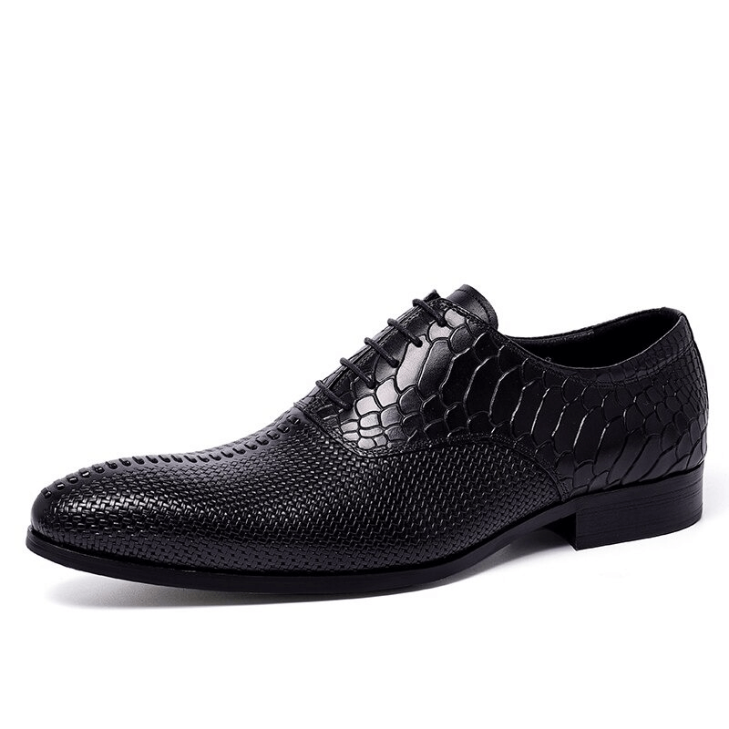 Stylish men's black leather Oxford shoes with a crocodile texture, perfect for elevating any casual outfit.