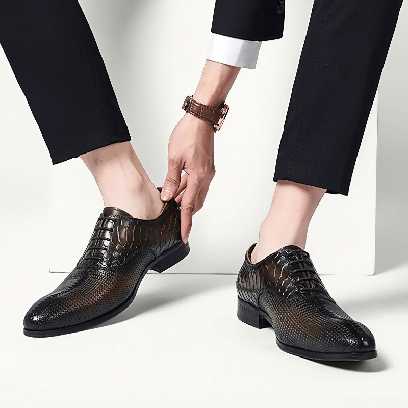Men's luxury lace-up leather Oxford shoes in stylish design, perfect for casual or formal outfits.