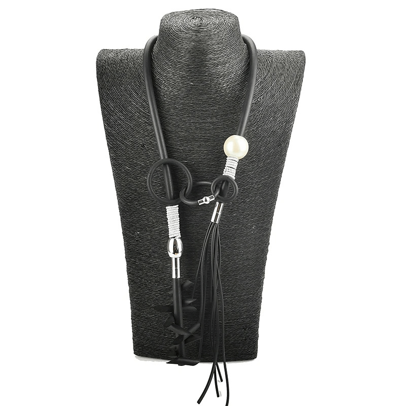 Stylish women's necklace featuring removable details and punk-inspired design, perfect for vintage fashion lovers.