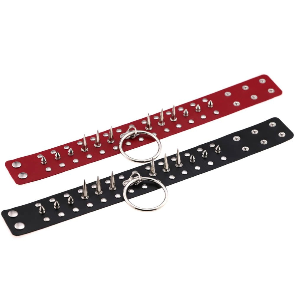 Oversized spike choker in red and black faux leather, featuring metal spikes and a ring for gothic style.