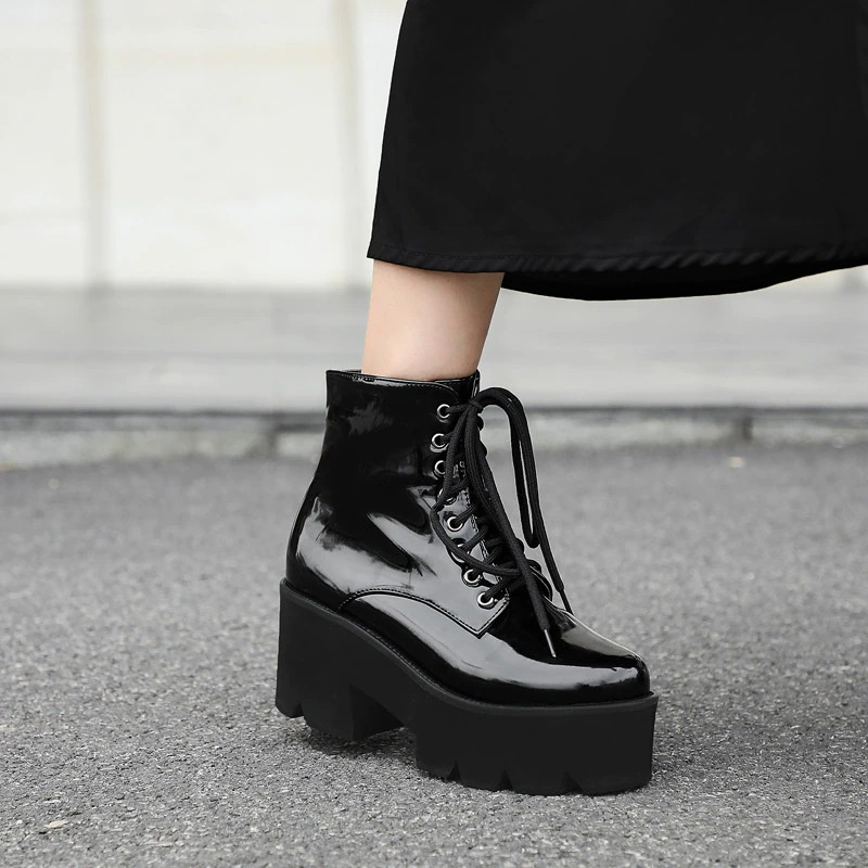 Stylish women's black platform ankle boots with round toe and lace-up closure, perfect for winter fashion.