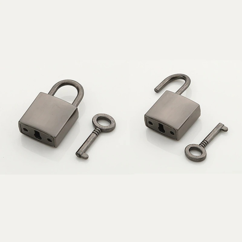 Stylish padlock pendant with key for trendy unisex chain necklace, perfect for cool accessory lovers.