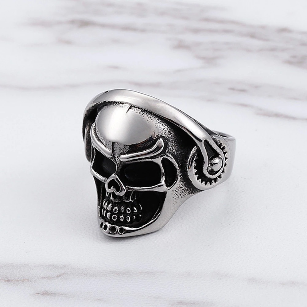 Stylish punk music skull ring in stainless steel, perfect accessory for bikers and gothic fashion enthusiasts.