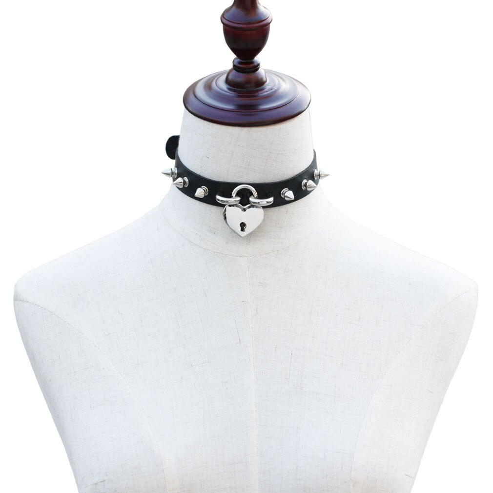Punk spike choker necklace made of PU leather with heart lock, perfect for gothic or trendy outfits.