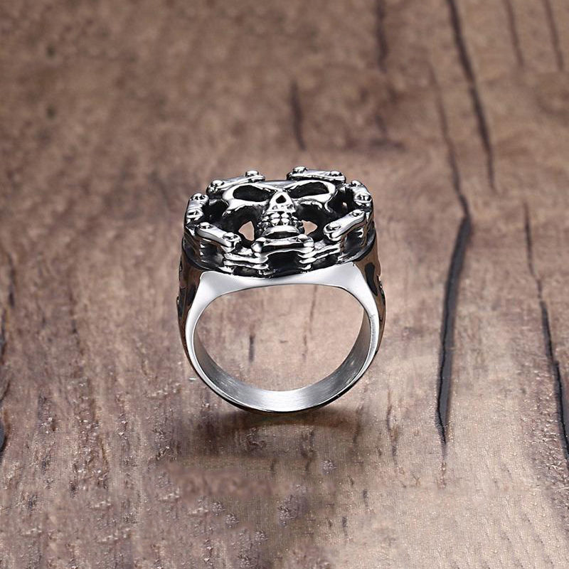 Byker Style finger ring featuring a detailed skull design, made of stainless steel, perfect for alternative fashion.