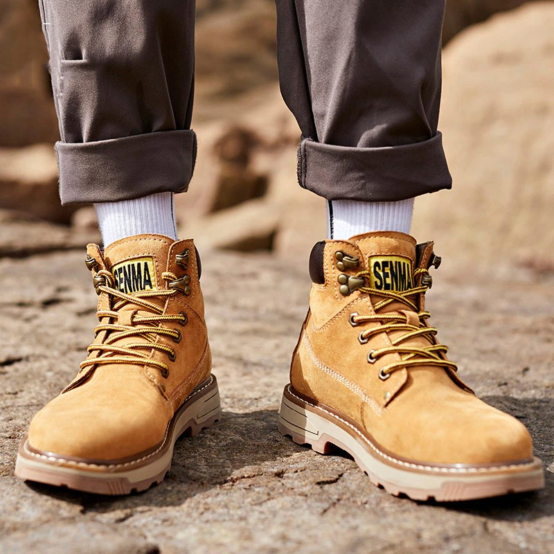 Stylish men's real leather vintage combat boots with lace-up design perfect for casual and motorcycle wear.