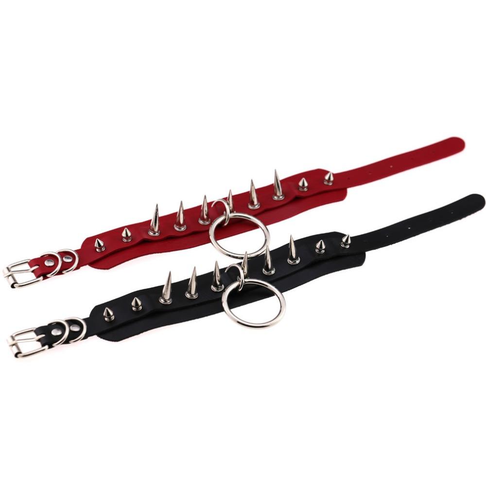 Rock-style leather chokers in red and black with spike rivets and metal ring for edgy fashion enthusiasts.