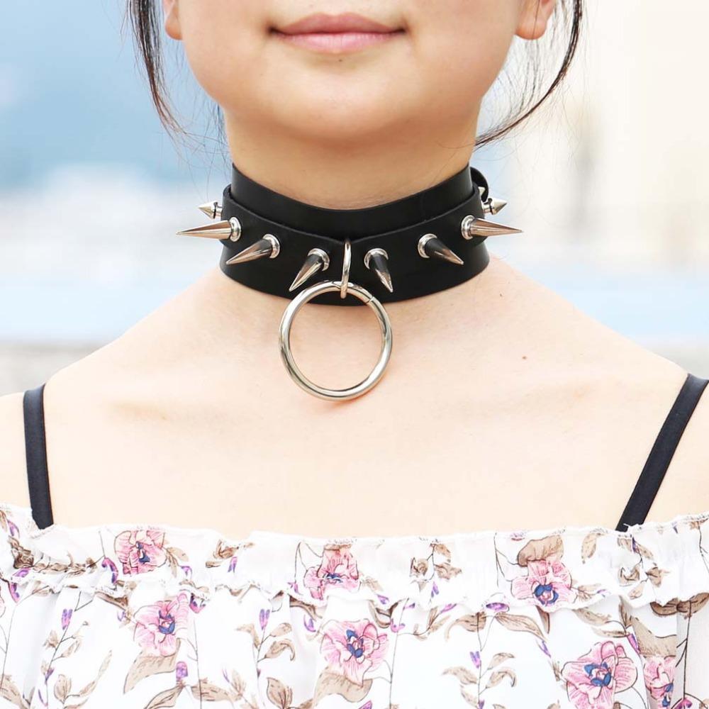 Rock style black leather choker with spike rivets and circular pendant for men and women, adjustable length 29-39cm.