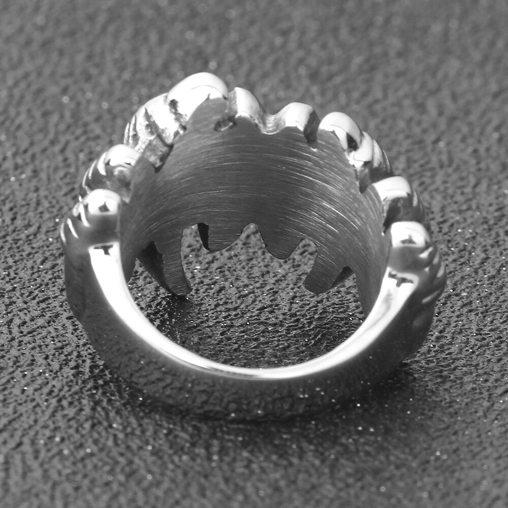 Rock style ring shaped like a wolf claw, ideal punk fashion jewelry for men and women.