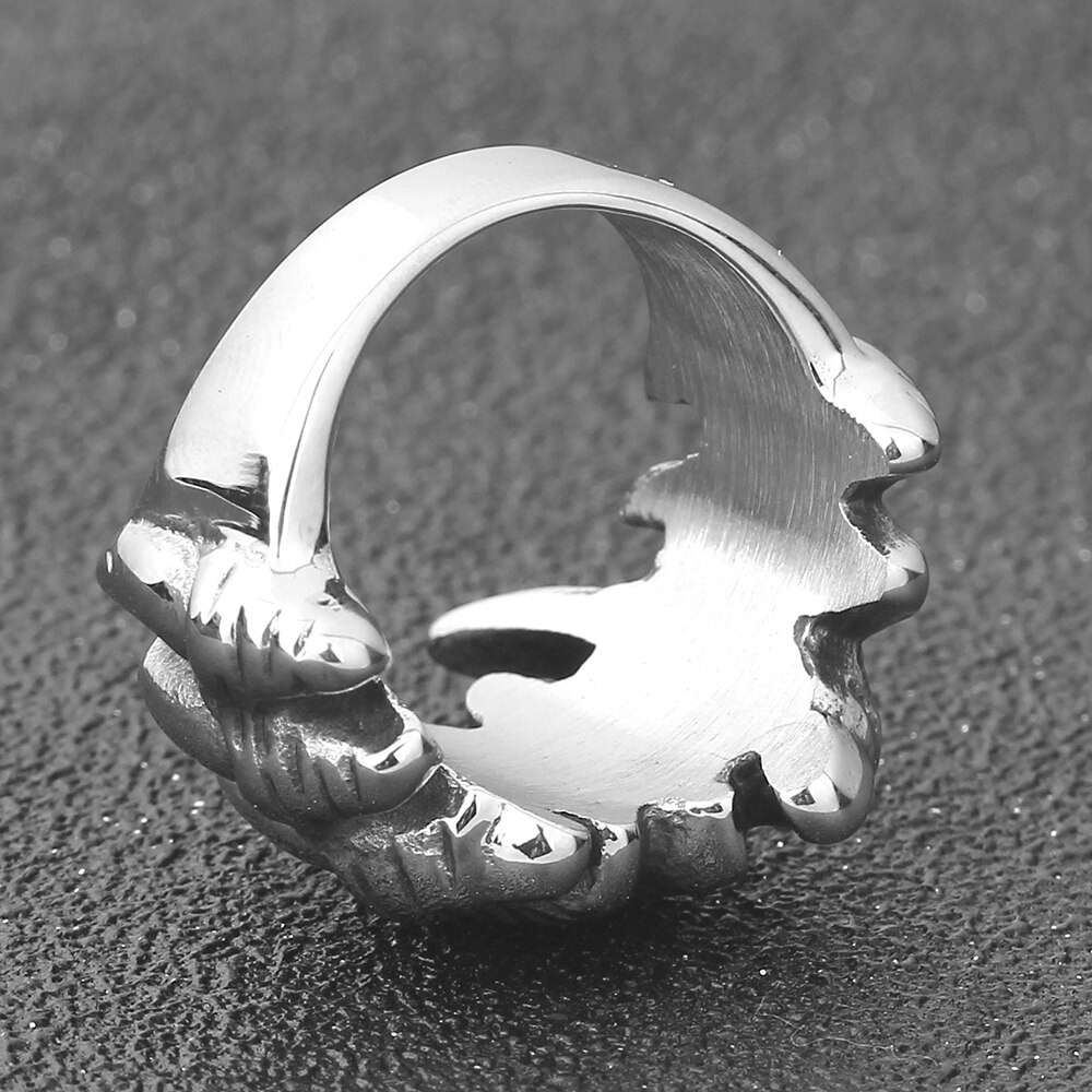Stylish rock-inspired ring featuring a sharp wolf claw design, perfect for punk fashion lovers.