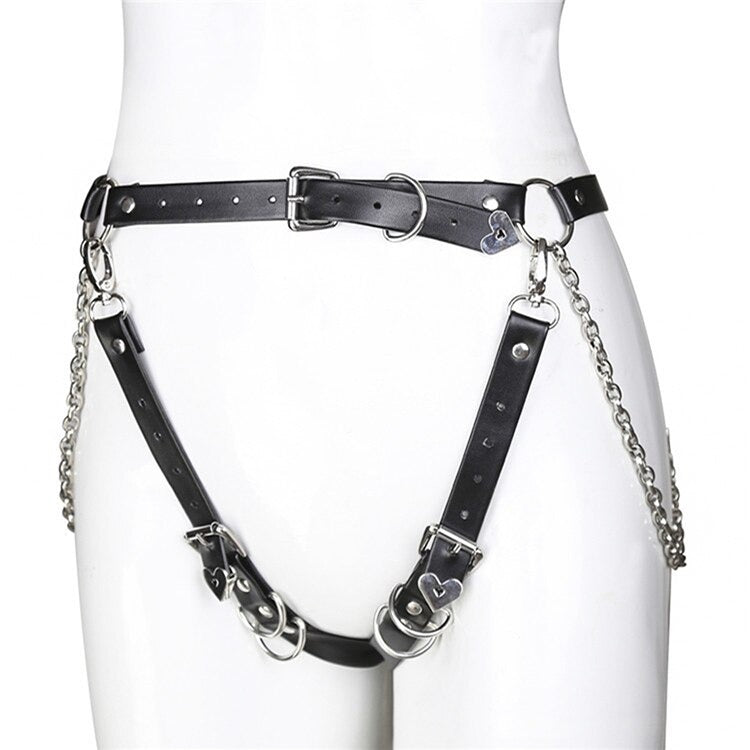 Sexy gothic body harness made of synthetic leather with chains and decorative hearts, perfect for alternative fashion lovers.