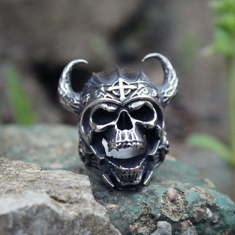 Men's Viking skull ring made of silver-colored 316L stainless steel, featuring intricate details and horns.