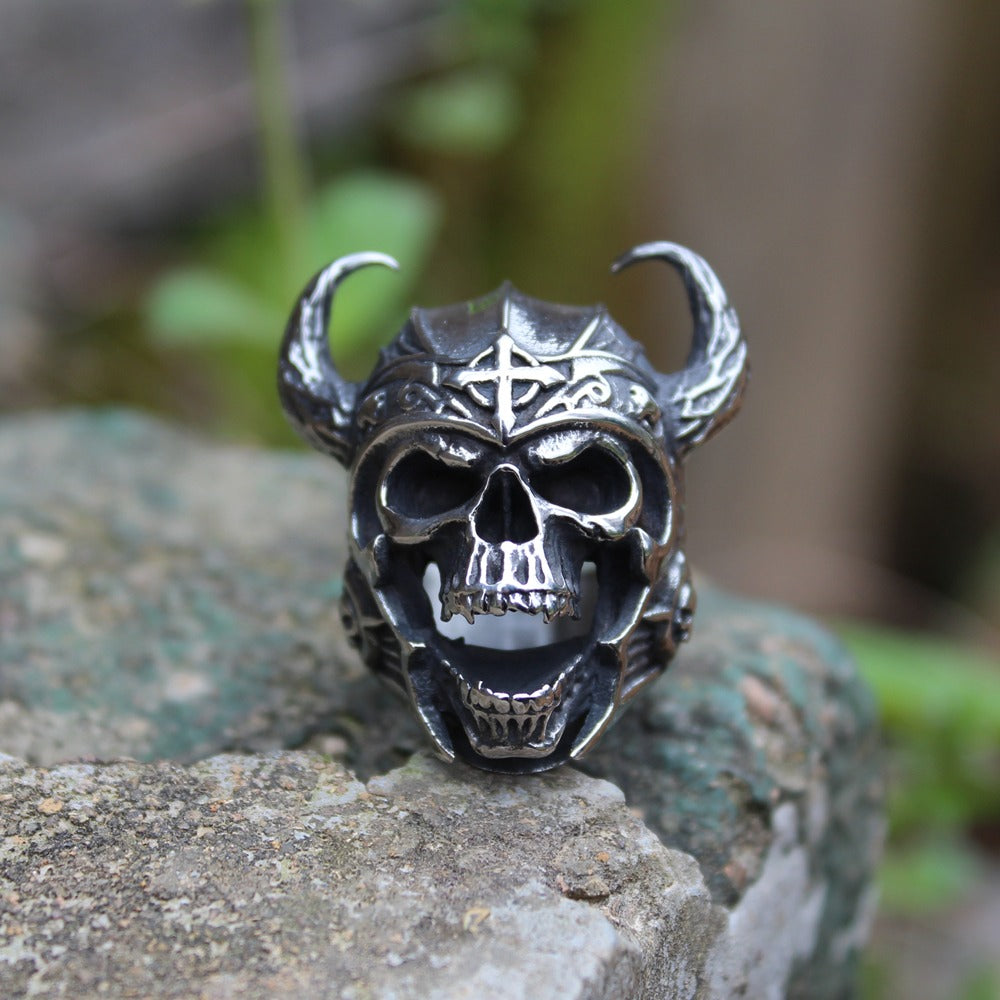 Viking warrior skull ring in silver 316L stainless steel with horns, perfect for bikers and Nordic enthusiasts.