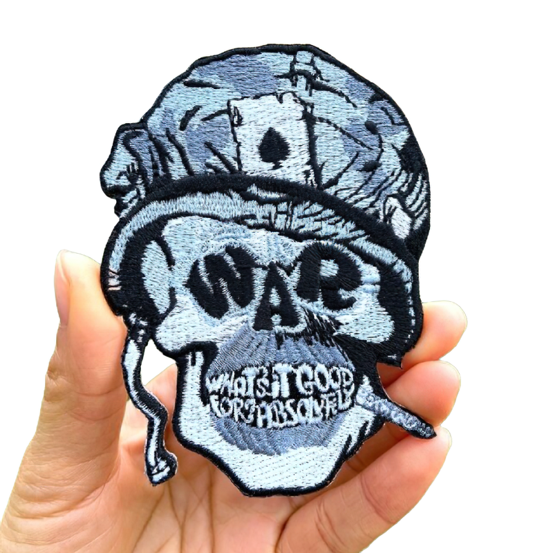 Skull patch with attributes of war, perfect for jackets and bags, showcasing bold fashion and quality craftsmanship.