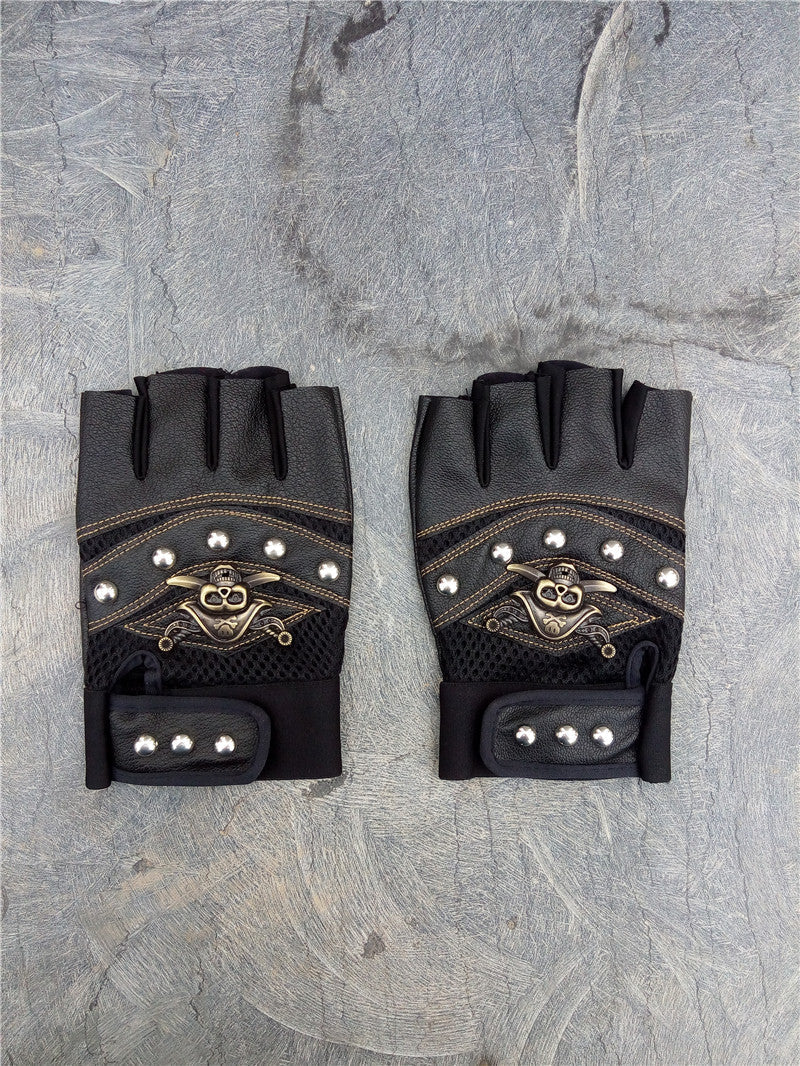 Skulls rivet gloves in black PU leather with skull detail and rivets, perfect for cosplay and alternative fashion outfits.