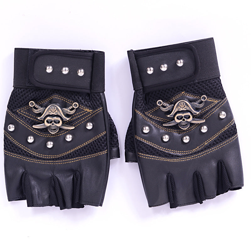 Skulls rivet gloves with pirate skull detail, perfect for cosplay and alternative fashion outfits.