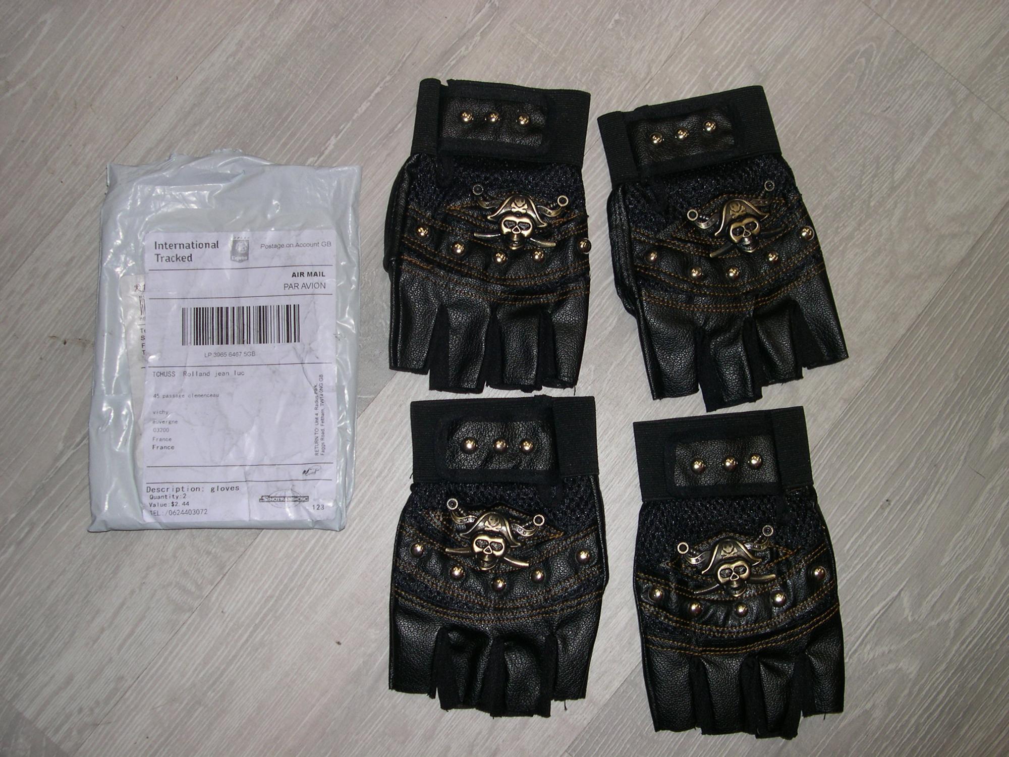 Set of skull and rivet half finger gloves in PU leather, perfect for cosplay or alternative fashion outfits.