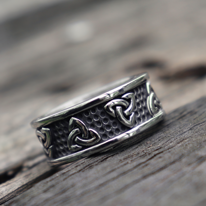 Gothic stainless steel unisex ring with intricate trinity knot design, perfect for fashion jewelry enthusiasts.