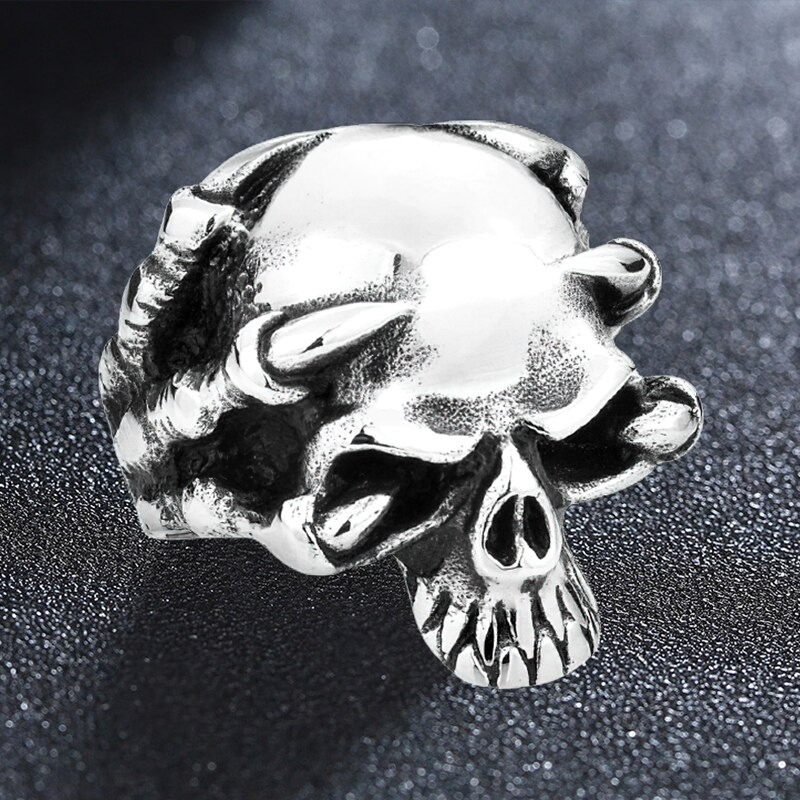 Stainless steel skull ring with claw design, perfect for rock concerts and festivals. A captivating biker jewelry accessory.