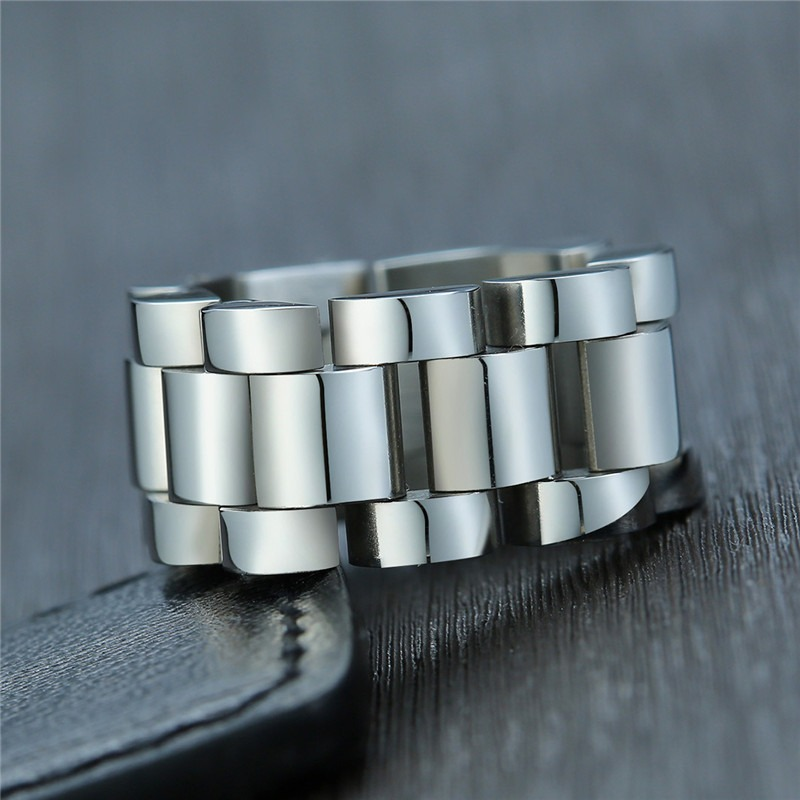 Stylish unisex chunky chain ring made of polished stainless steel, set on a dark leather surface for a modern fashion look.