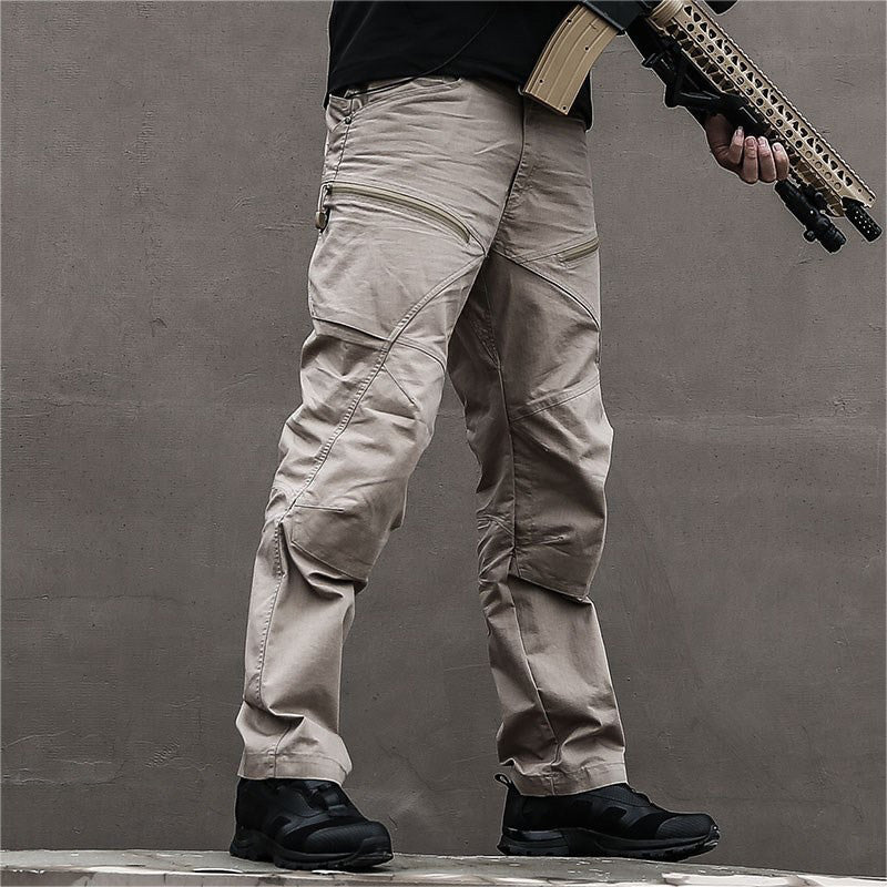 Tactical men's cargo pants in beige with multiple pockets and a military style, ideal for hunting and outdoor activities.