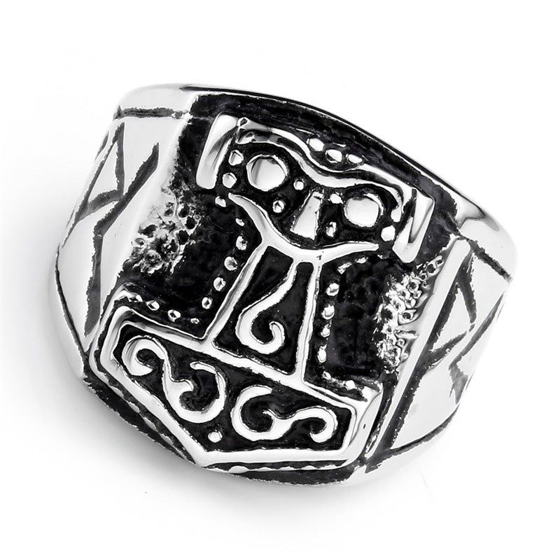 Thor's Hammer ring in vintage style made of 316L stainless steel, perfect for cosplay and everyday wear.