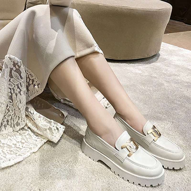 Trendy thick-soled white leather loafers for women with gold chain detail, perfect for casual outfits.