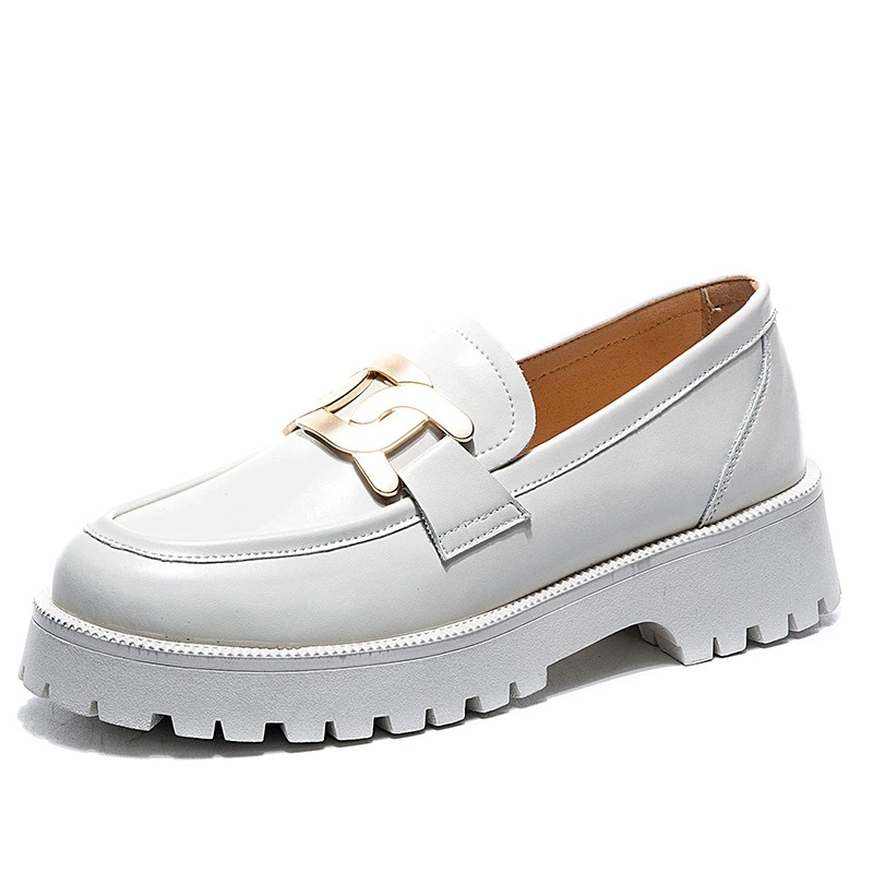 Trendy thick-soled loafers for women, stylish leather casual shoes with gold chain accent, perfect for any casual outfit.
