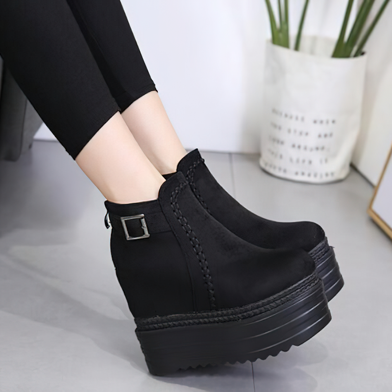 Trendy black ankle boots with high platform and zipper, perfect casual autumn footwear for women.