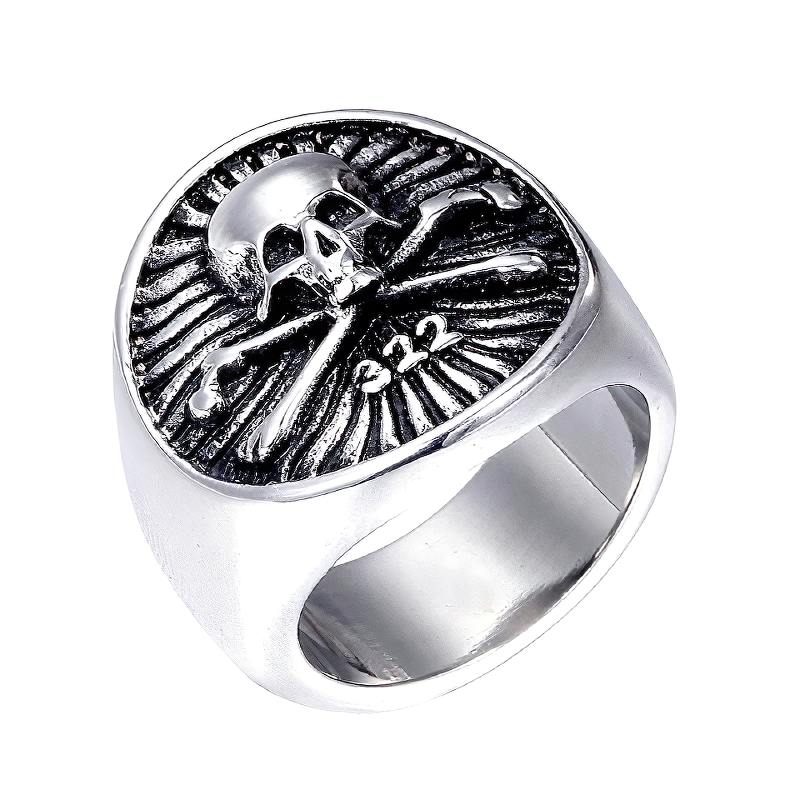 Unique skull pirate ring in silver stainless steel, featuring a striking skull and crossbones design.