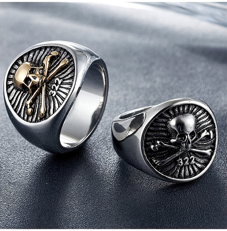 Unique skull pirate rings in gold and silver stainless steel, perfect for an alternative gothic style.