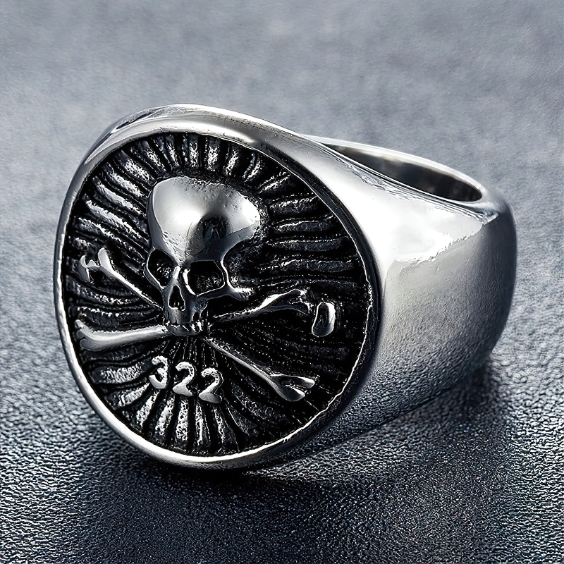 Unique skull pirate ring in silver stainless steel, featuring skull and crossbones design, perfect for Gothic style lovers.