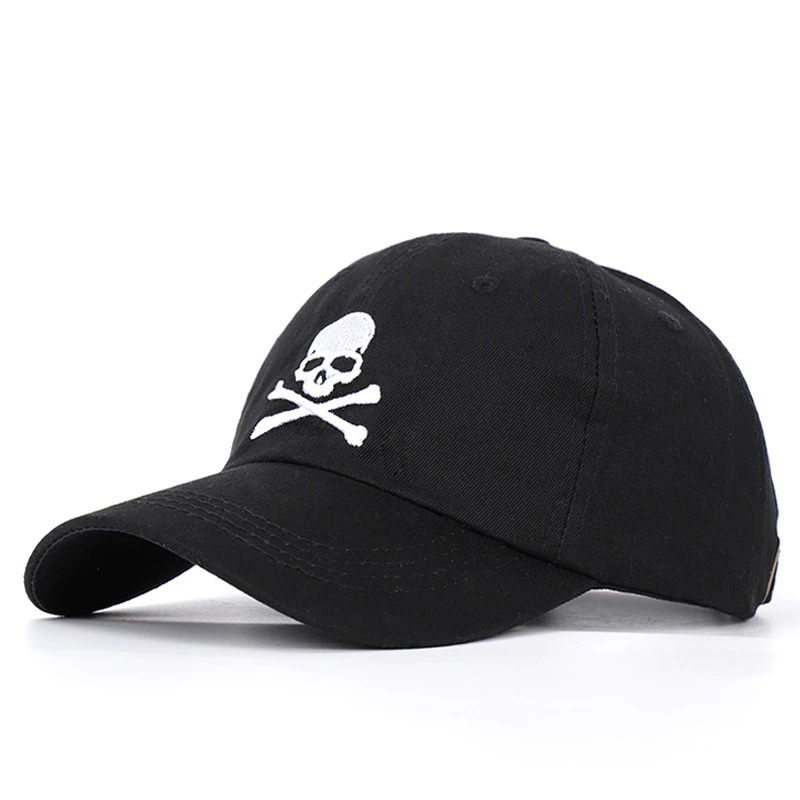 Unisex black baseball cap with pirate skull print, perfect for casual and rock style outfits. Adjustable cotton hat.
