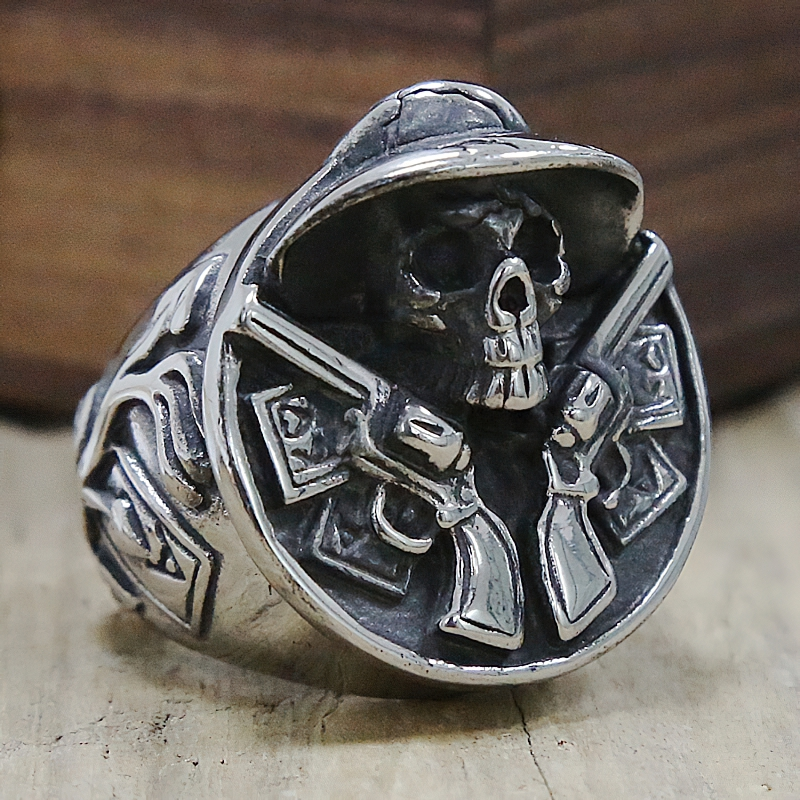 Unisex stainless steel cowboy skull ring with double gun revolver design, perfect for gothic style enthusiasts.