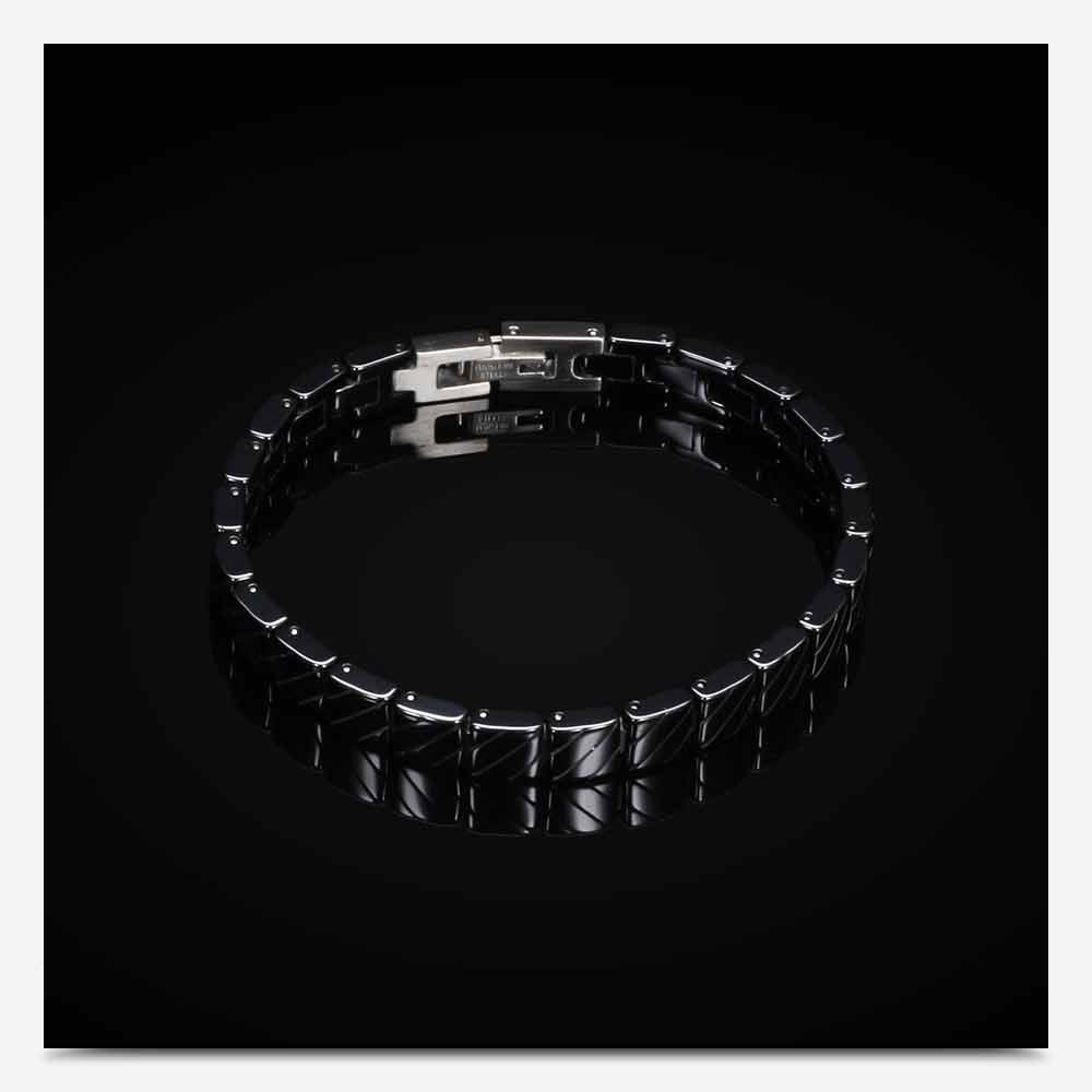 Unisex stainless steel bracelet in black with a stylish toggle clasp, perfect for fashion lovers of all ages.