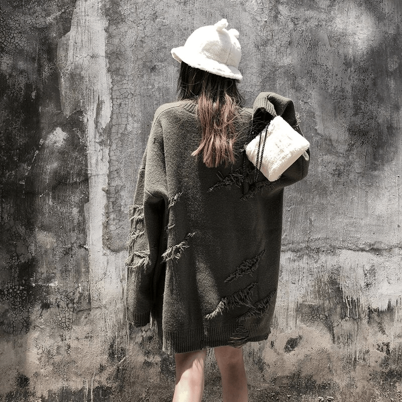 Stylish vintage oversized knitted jumper with ripped details, perfect for trendy vintage outfits.