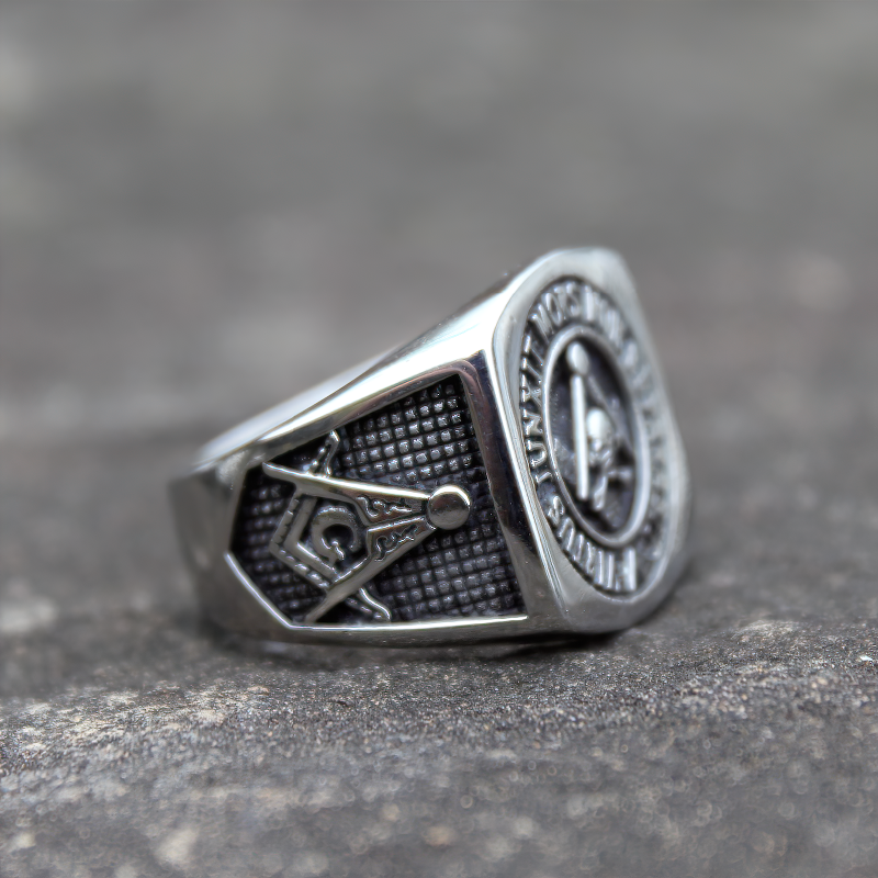 Vintage stainless steel Masonic ring featuring symbols and skull, suitable for men and women.