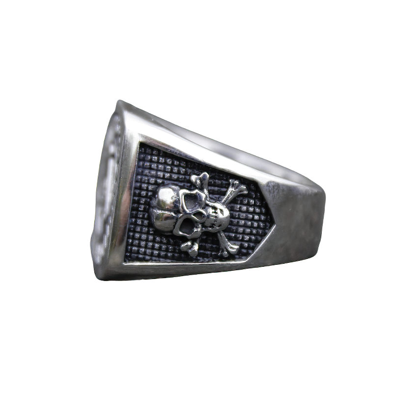 Vintage stainless steel Masonic ring featuring a skull and bones design, perfect for men and women.