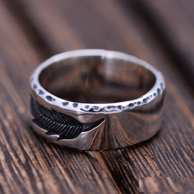 Vintage unisex silver ring featuring a stylish feather design, perfect for adding elegance to any outfit.