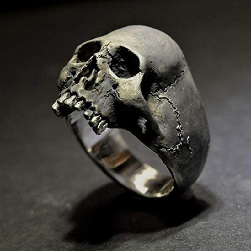 Vintage zinc alloy skull ring in silver, perfect for Gothic style and rock outfits, unisex biker jewelry.