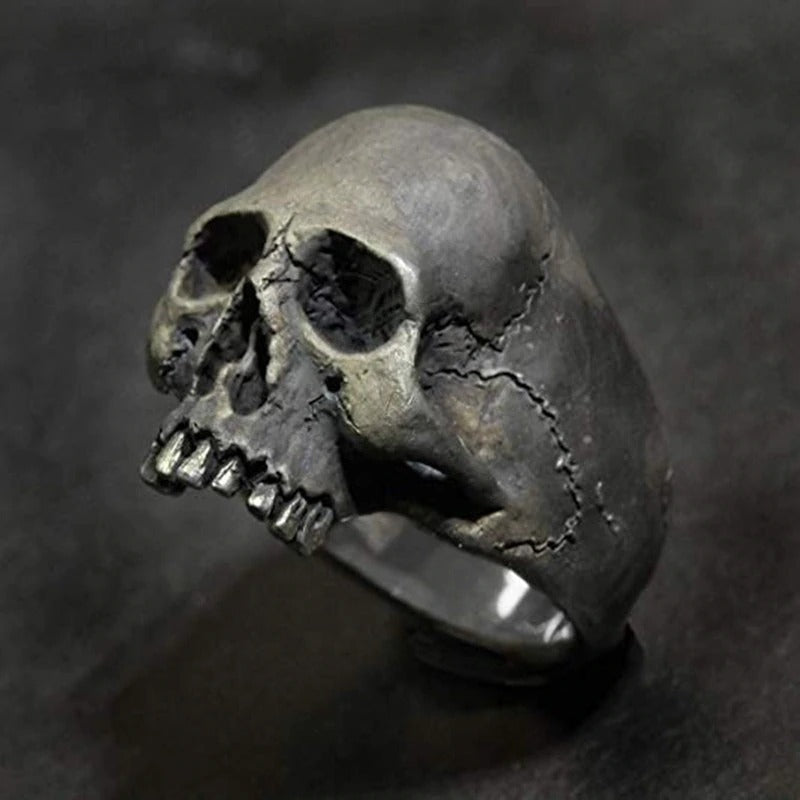Vintage silver skull ring made of zinc alloy, perfect for bikers and Gothic style enthusiasts.