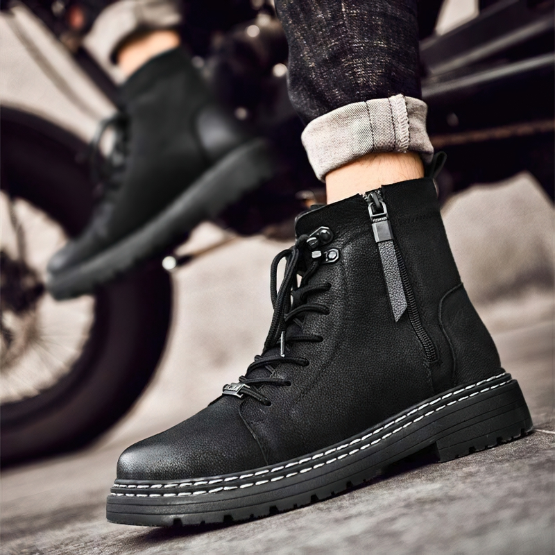 Stylish black leather ankle boots for men, featuring laces and a wear-resistant sole, perfect for casual wear.