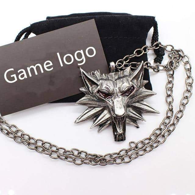 Wolf head pendant necklace on a metal link chain, perfect for cosplay and parties. Made of zinc alloy.