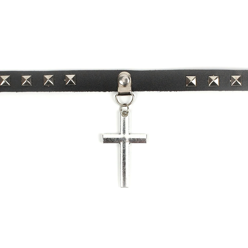 Stylish women's gothic choker with cross pendant and silver rivets, made of PU leather for a rock-inspired look.